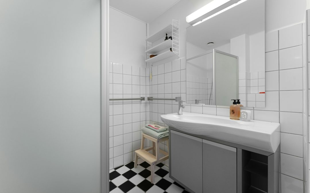 custom bathroom cabinets